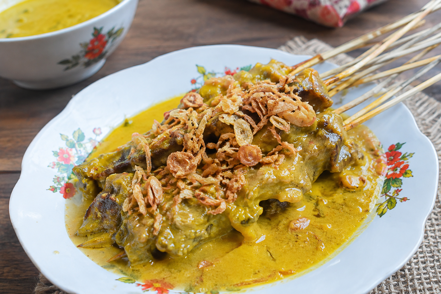 Sate Padang dengan kuah kental dan taburan bawang goreng